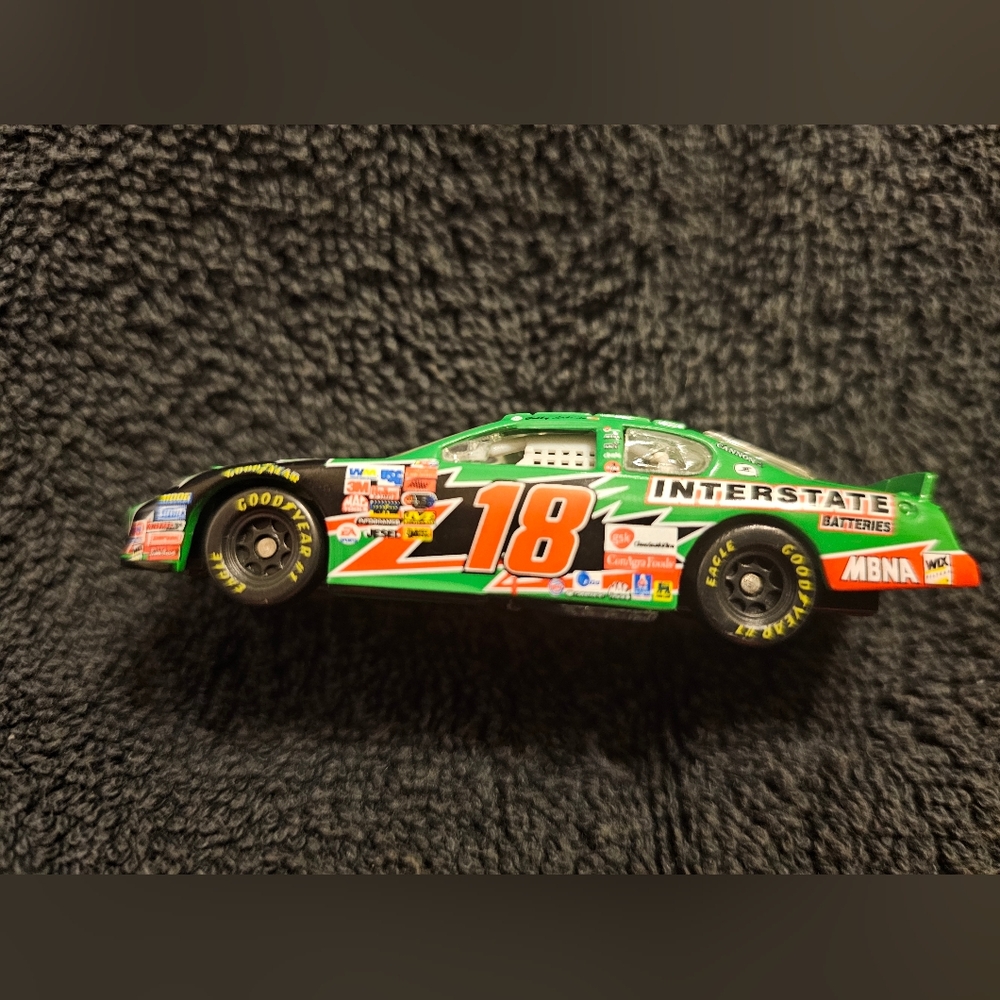 Bobby Labonte MBNA Banquet 2003 Chevrolet Monte Carlo Diecast 1/64.